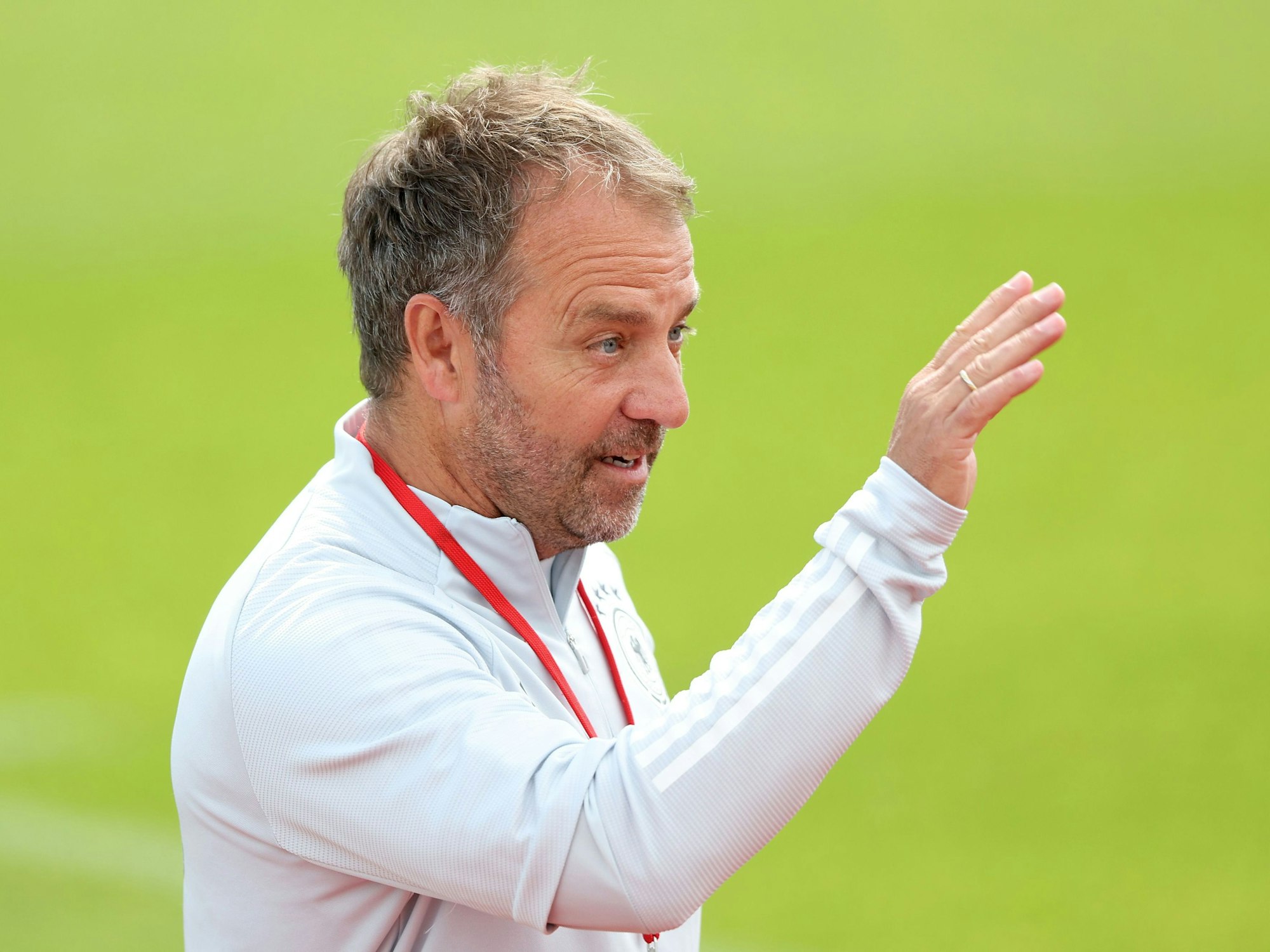 Hansi Flick gibt Anweisungen auf dem Trainingsplatz.