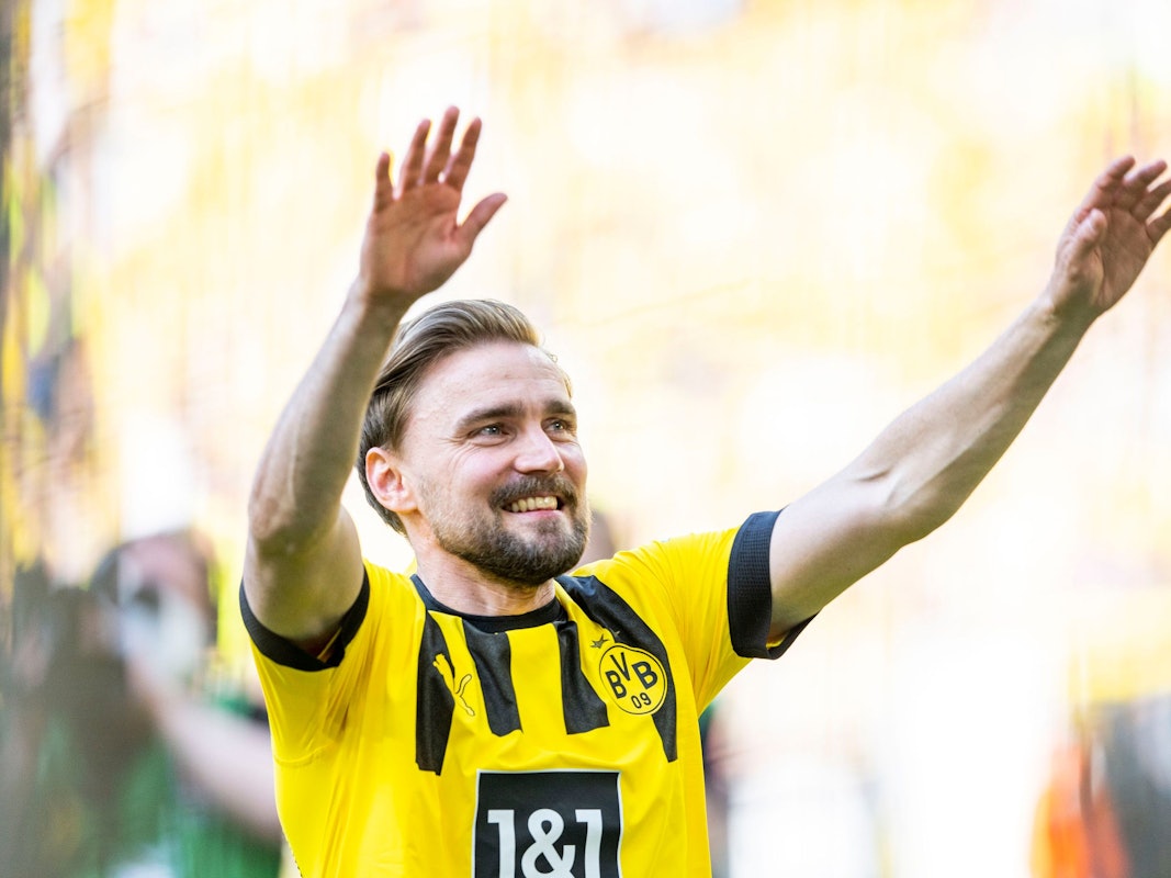 Marcel Schmelzer winkt den Fans von Borussia Dortmund