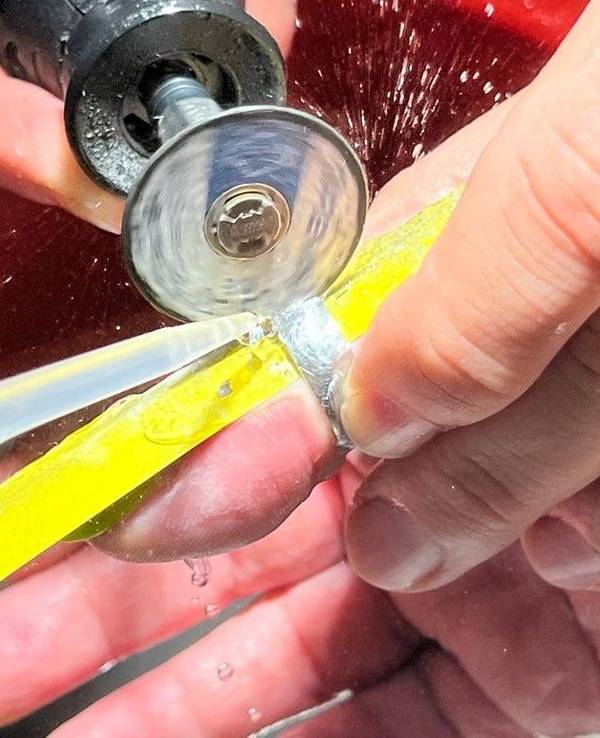 Ungewöhnlicher Einsatz für die Feuerwehr Ratingen: Mit einem Dremel mussten die Einsatzkräfte in einem Krankenhaus tätig werden. Dort entfernten die Feuerwehrleute einen Ring vom Finger einer Frau.