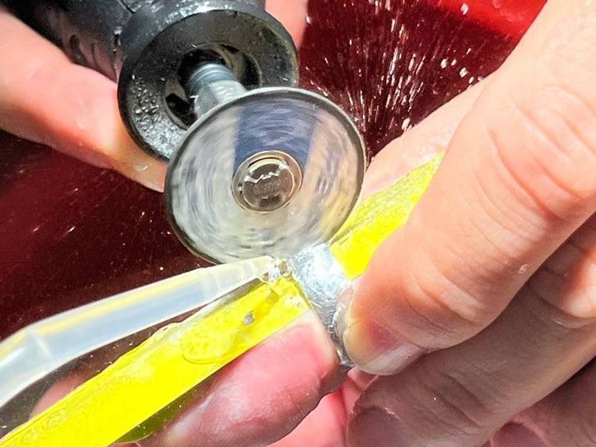 Ungewöhnlicher Einsatz für die Feuerwehr Ratingen: Mit einem Dremel mussten die Einsatzkräfte in einem Krankenhaus tätig werden. Dort entfernten die Feuerwehrleute einen Ring vom Finger einer Frau.
