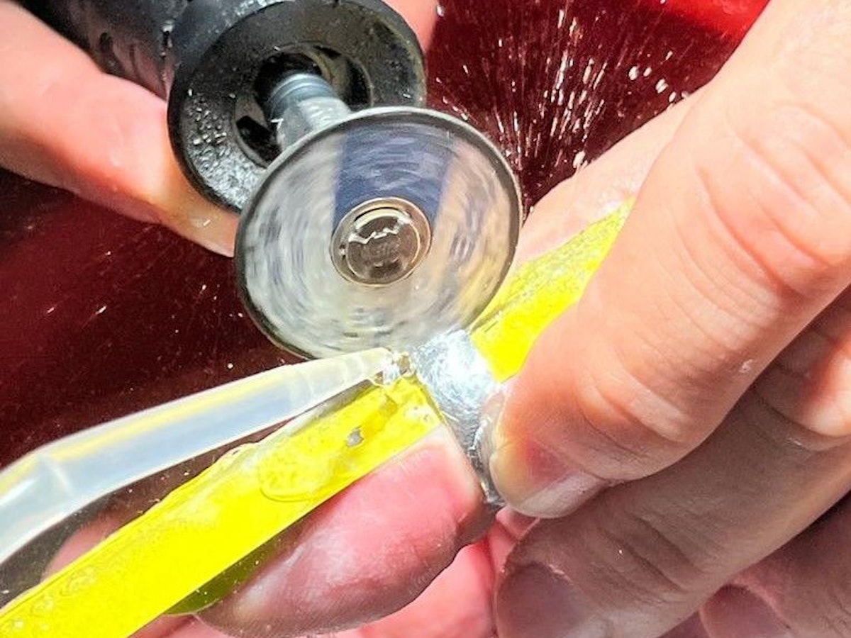 Ungewöhnlicher Einsatz für die Feuerwehr Ratingen: Mit einem Dremel mussten die Einsatzkräfte in einem Krankenhaus tätig werden. Dort entfernten die Feuerwehrleute einen Ring vom Finger einer Frau.