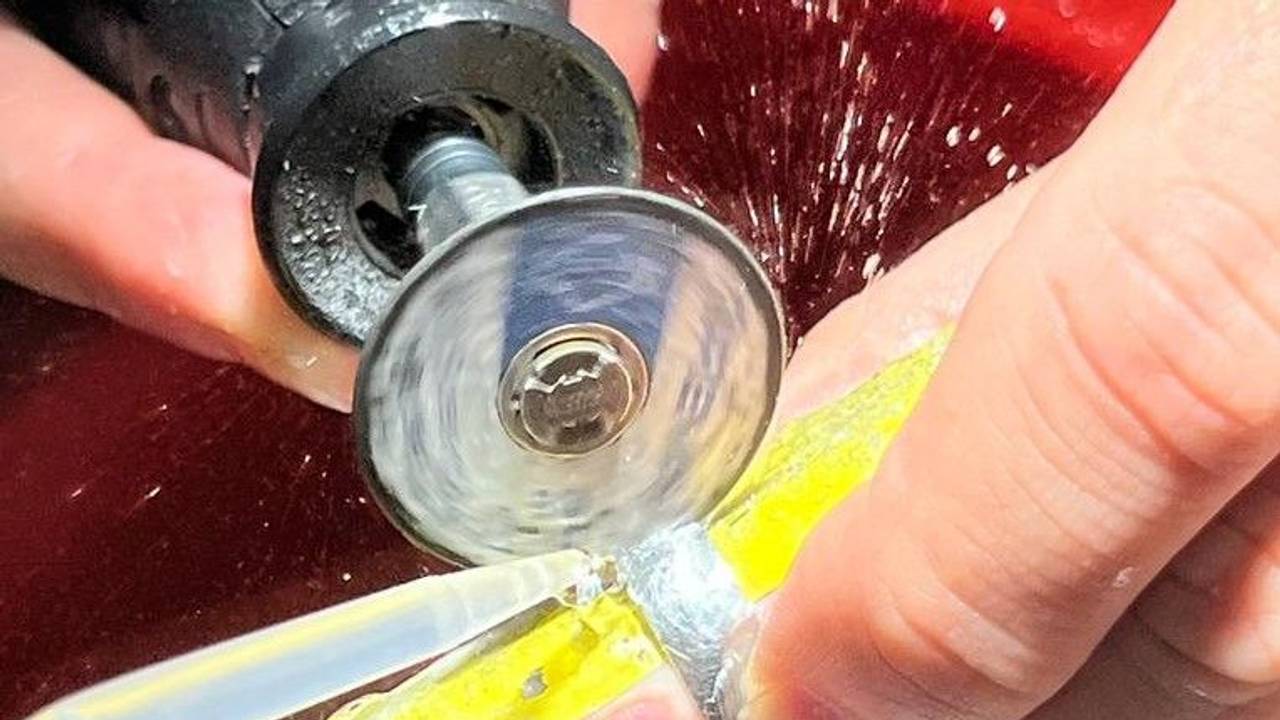 Ungewöhnlicher Einsatz für die Feuerwehr Ratingen: Mit einem Dremel mussten die Einsatzkräfte in einem Krankenhaus tätig werden. Dort entfernten die Feuerwehrleute einen Ring vom Finger einer Frau.