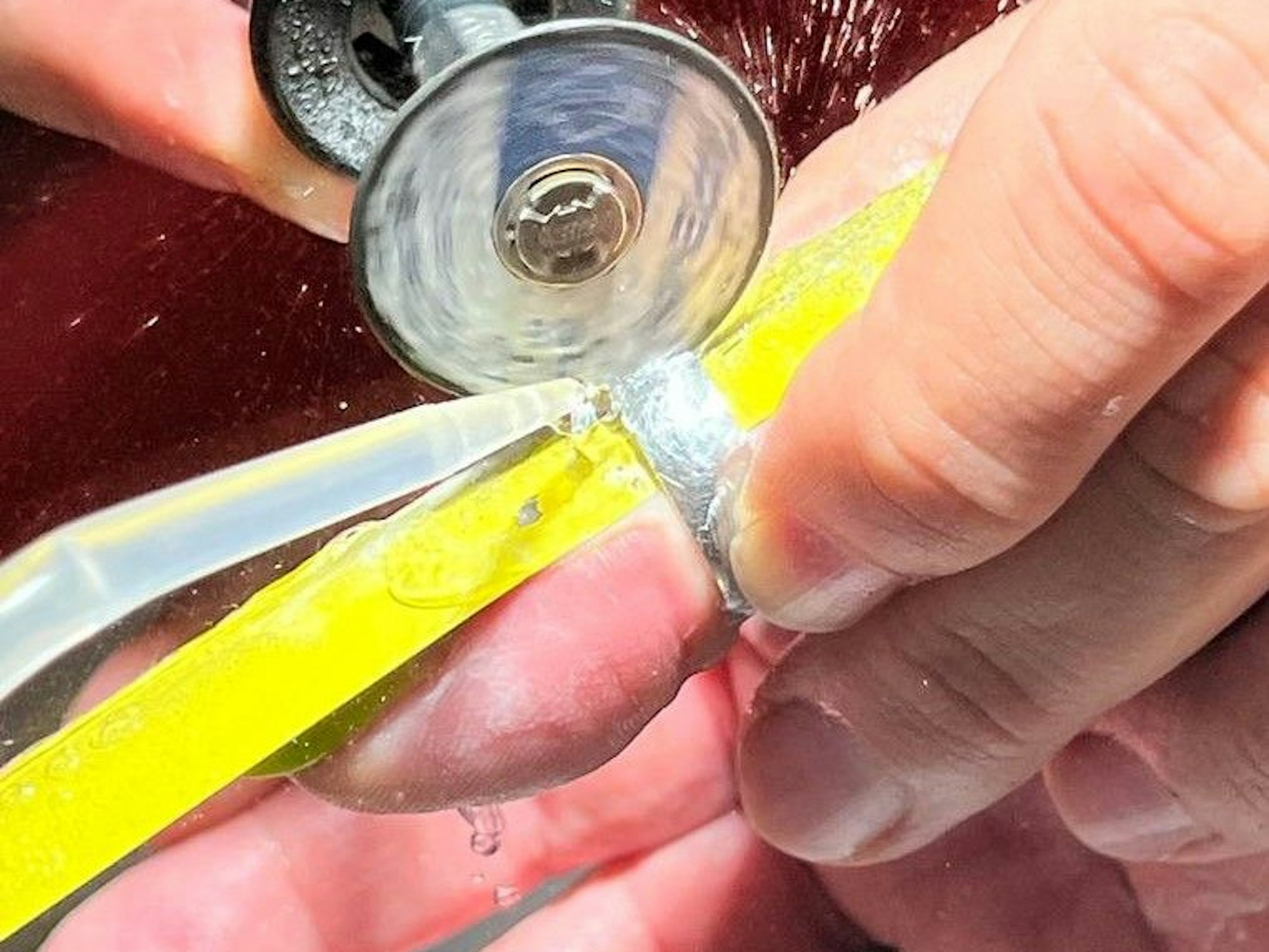 Ungewöhnlicher Einsatz für die Feuerwehr Ratingen: Mit einem Dremel mussten die Einsatzkräfte in einem Krankenhaus tätig werden. Dort entfernten die Feuerwehrleute einen Ring vom Finger einer Frau.