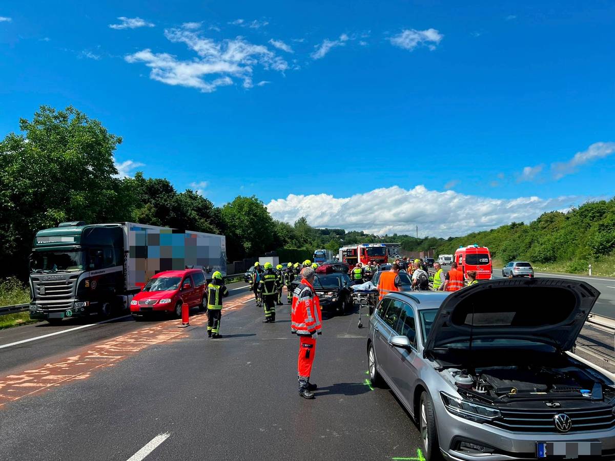 Zahlreiche Einsatzkräfte von Feuerwehr und Rettungsdienst sind auf einer Straße im Einsatz. Dort stehen drei Pkw und ein Lkw sowie mehrere Einsatzfahrzeuge.