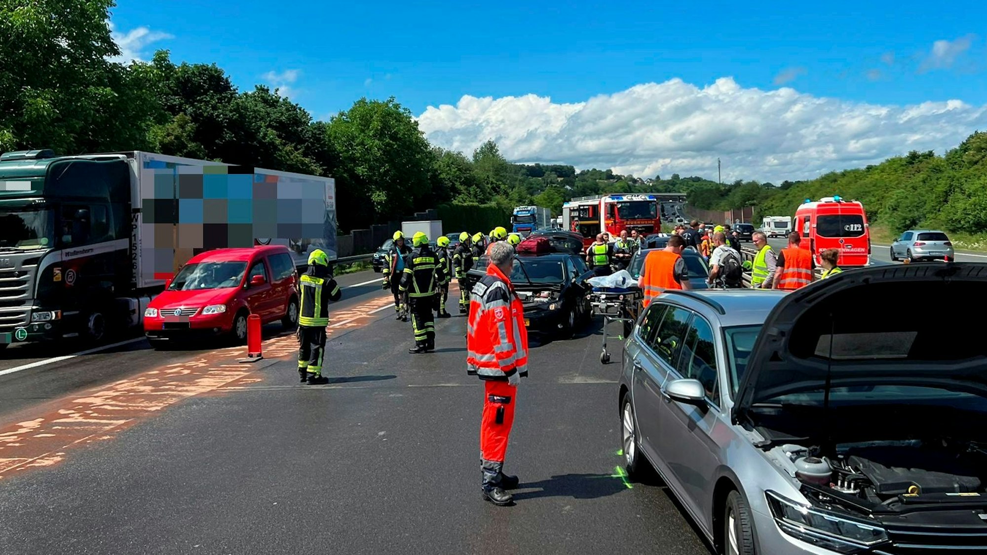 Einsatzkräfte wuseln an der Unfallstelle auf der A3 herum.