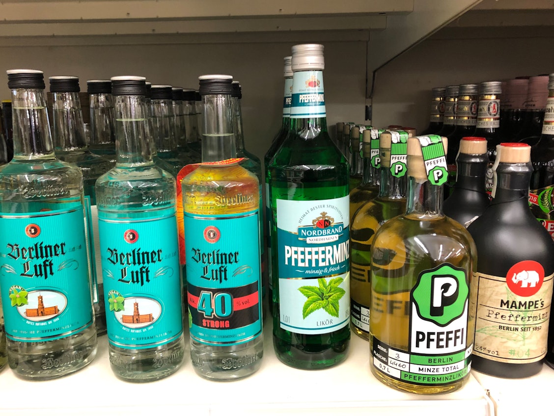 Der beliebte Pfefferminzlikör „Berliner Luft“ ist bei Aldi, Lidl und Rewe nicht mehr zu kaufen. Das Foto ist eine Aufnahme von Dezember 2019.