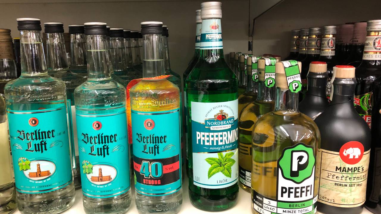 Der beliebte Pfefferminzlikör „Berliner Luft“ ist bei Aldi, Lidl und Rewe nicht mehr zu kaufen. Das Foto ist eine Aufnahme von Dezember 2019.