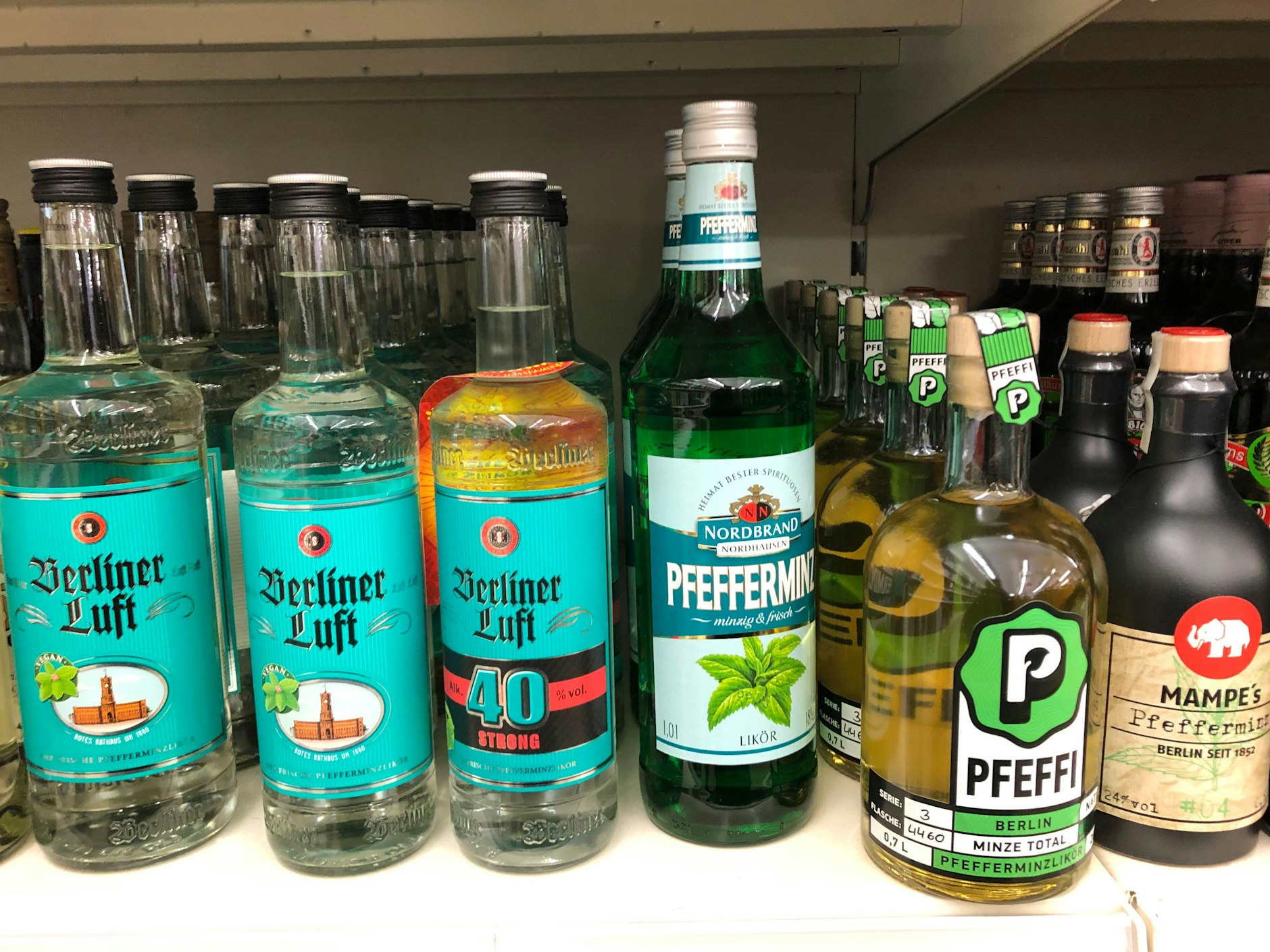 Der beliebte Pfefferminzlikör „Berliner Luft“ ist bei Aldi, Lidl und Rewe nicht mehr zu kaufen. Das Foto ist eine Aufnahme von Dezember 2019.