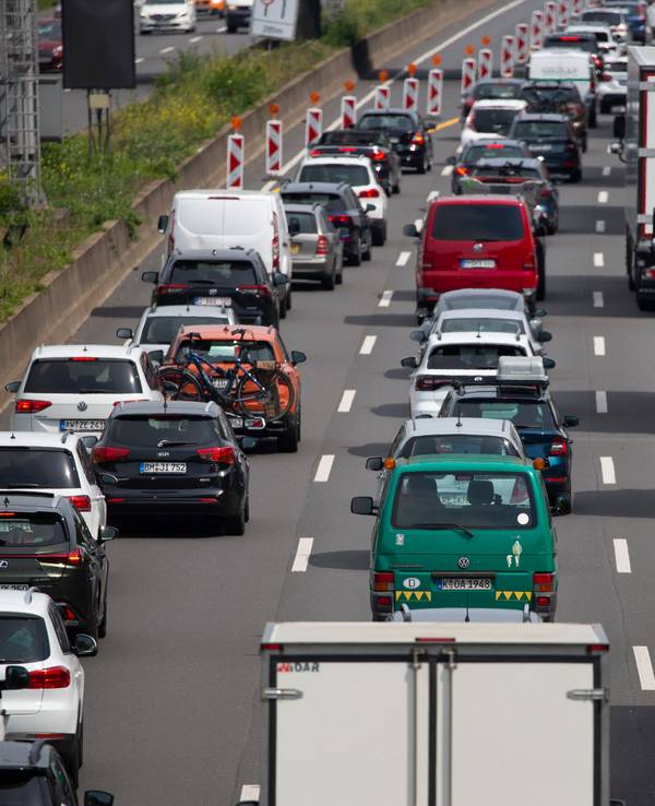 A1 mit Stau: Der ADAC warnt vor einer Rückreisewelle - so sah es am 4. Juni 2022 auf der A1 bei Köln-Lövenich aus.