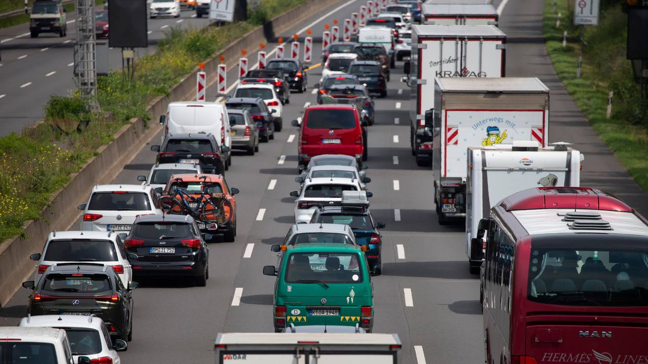 A1 mit Stau: Der ADAC warnt vor einer Rückreisewelle - so sah es am 4. Juni 2022 auf der A1 bei Köln-Lövenich aus.