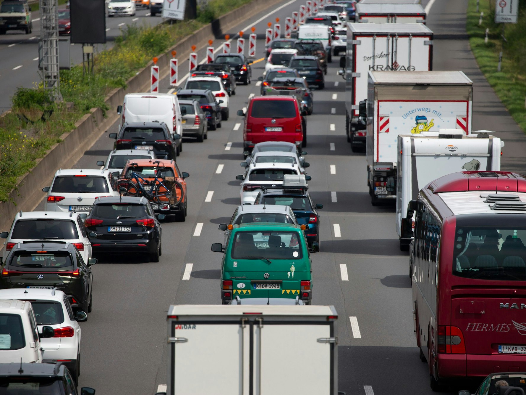 A1 mit Stau: Der ADAC warnt vor einer Rückreisewelle - so sah es am 4. Juni 2022 auf der A1 bei Köln-Lövenich aus.