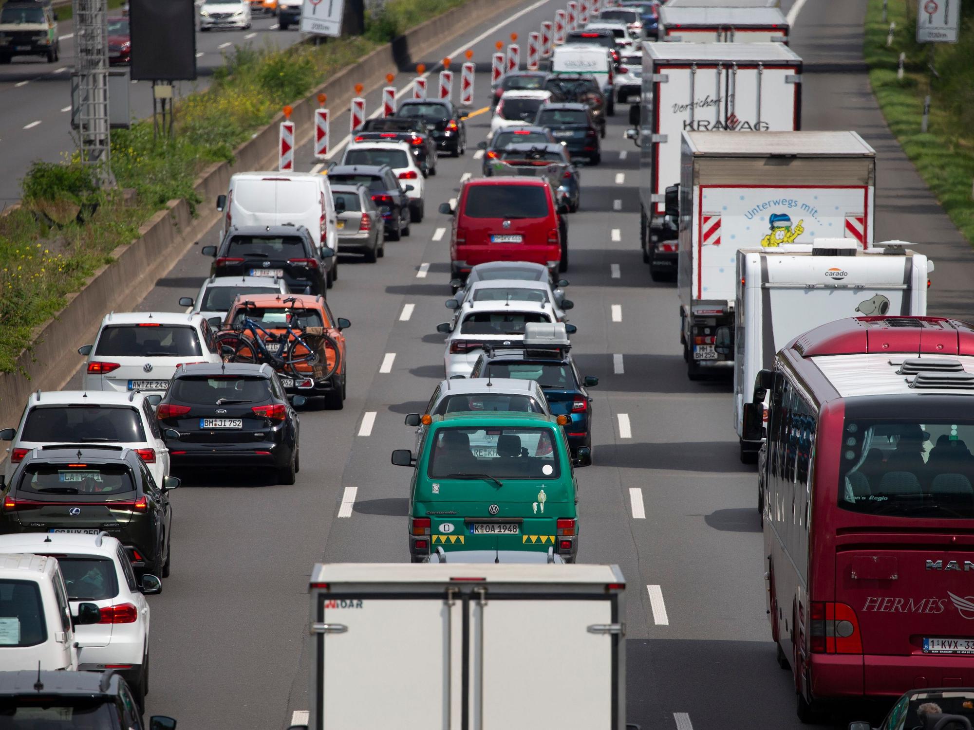 A1 mit Stau: Der ADAC warnt vor einer Rückreisewelle - so sah es am 4. Juni 2022 auf der A1 bei Köln-Lövenich aus.