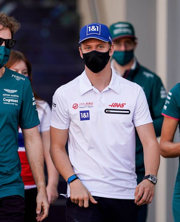 Mick Schumacher und Sebastian Vettel im Austausch vor dem Rennen in Abu Dhabi.