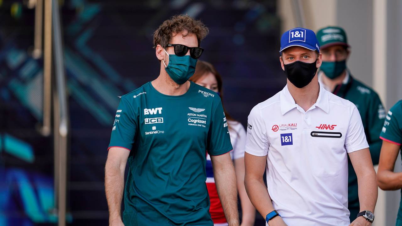Mick Schumacher und Sebastian Vettel im Austausch vor dem Rennen in Abu Dhabi.