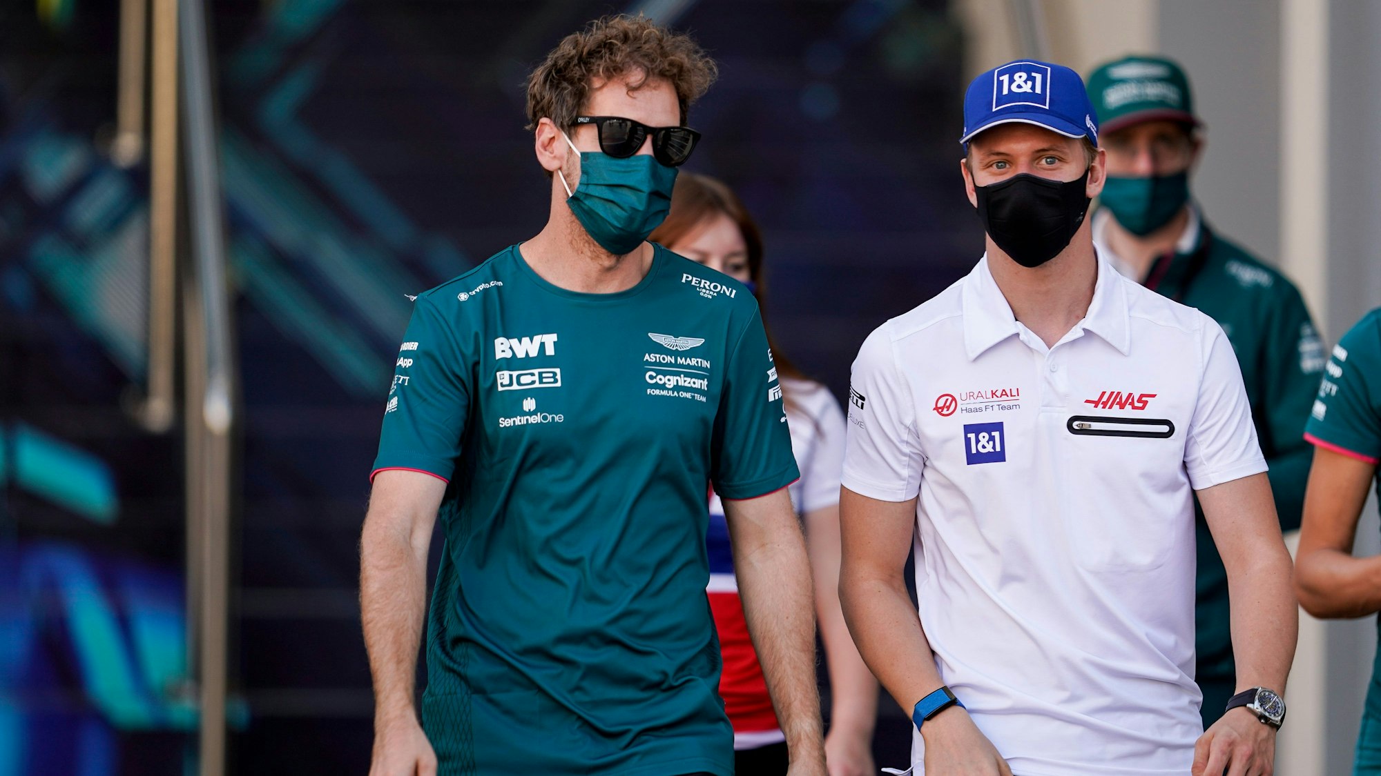 Mick Schumacher und Sebastian Vettel im Austausch vor dem Rennen in Abu Dhabi.