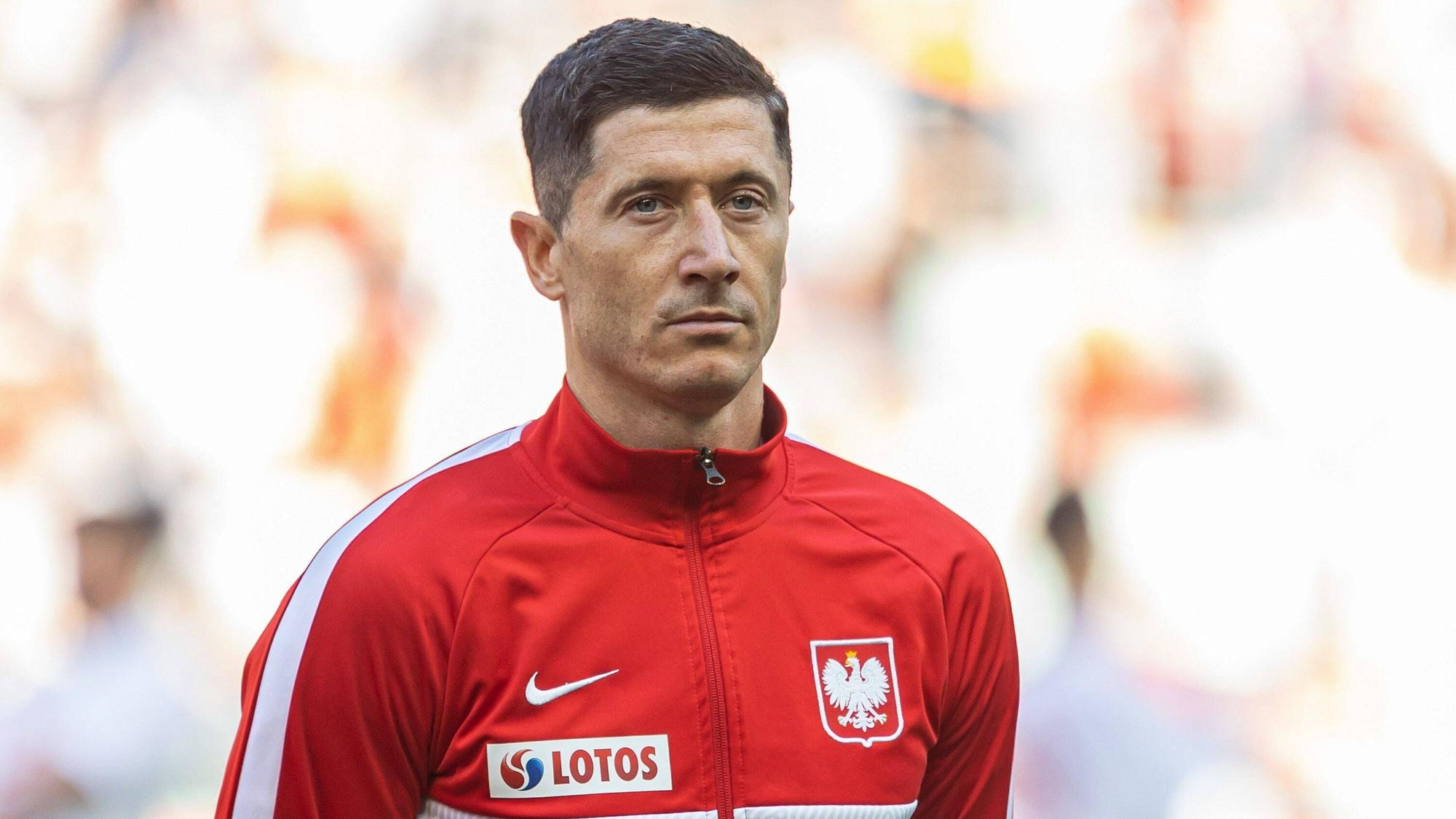 Robert Lewandowski steht kurz vor Anpfiff bei der Partie gegen Wales auf dem Spielfeld und schaut auf die Zuschauerränge.