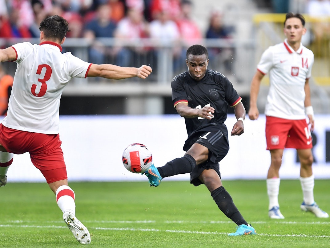 Youssoufa Moukoko spielt für Deutschlands U21 gegen Polen.