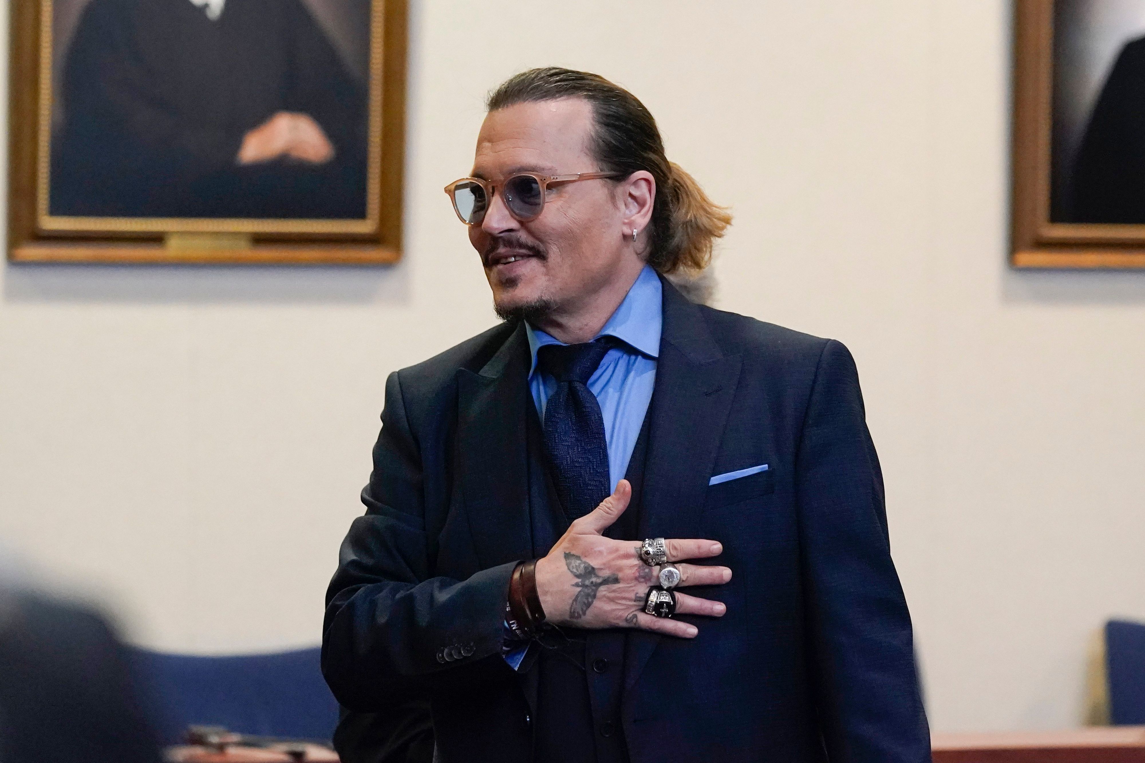 Hollywood-Star Johnny Depp gestikuliert vor Gericht.
