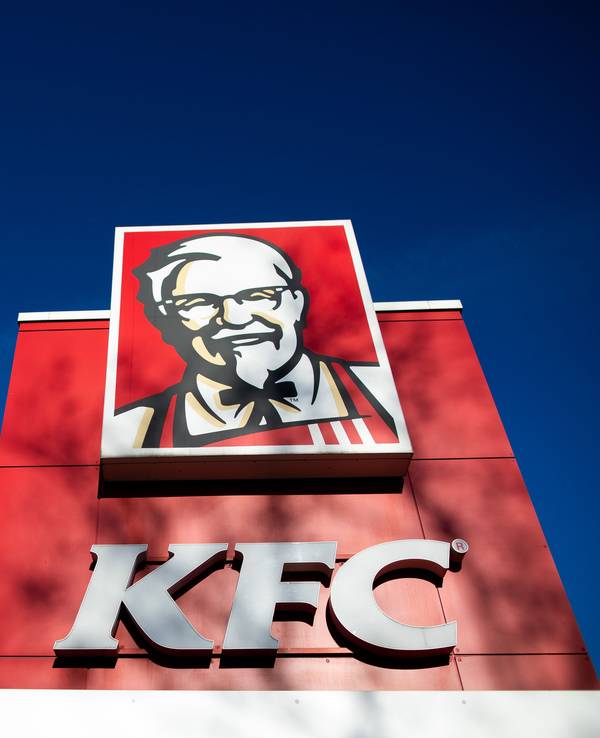 Blick auf eine Filiale der Fast-Food Kette Kentucky Fried Chicken (KFC). Nach herben Rückschlägen in der Corona-Pandemie will Deutschlands Fastfood-Branche ihre Auto-Abholschalter ausbauen, um die Kunden bei der Stange zu halten. +++ dpa-Bildfunk +++