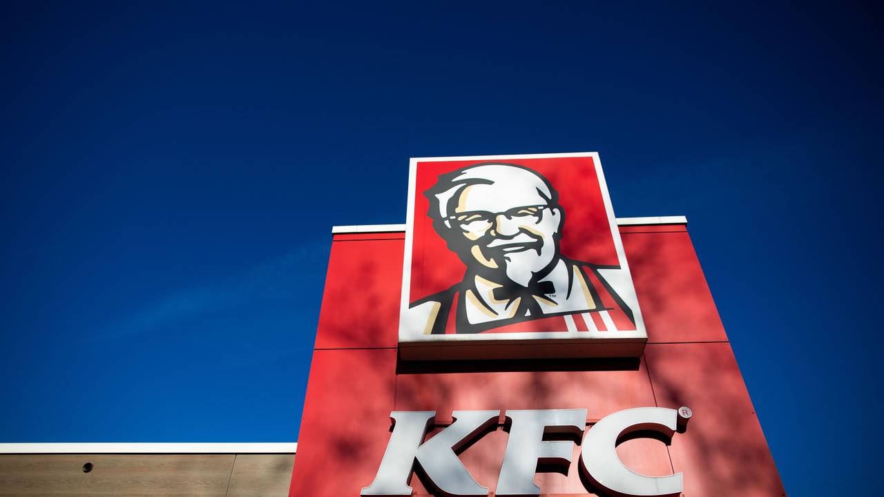 Blick auf eine Filiale der Fast-Food Kette Kentucky Fried Chicken (KFC). Nach herben Rückschlägen in der Corona-Pandemie will Deutschlands Fastfood-Branche ihre Auto-Abholschalter ausbauen, um die Kunden bei der Stange zu halten. +++ dpa-Bildfunk +++