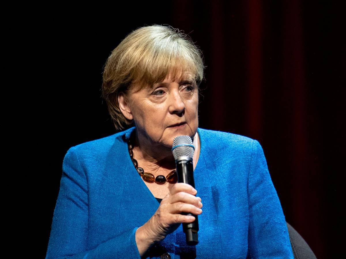 07.06.2022, Berlin: Die ehemalige Bundeskanzlerin Angela Merkel (CDU) antwortet im Berliner Ensemble auf eine Frage des Journalisten und Autors Alexander Osang, der sie unter dem Motto „Was also ist mein Land?“ interviewte.