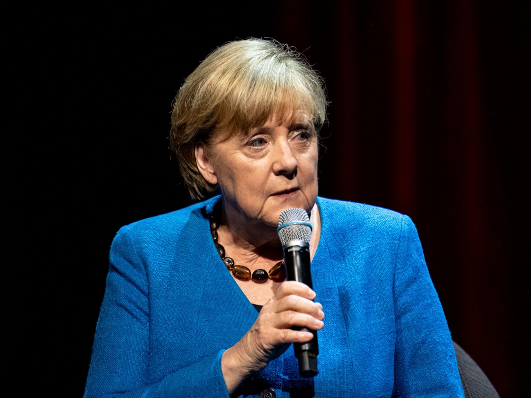 07.06.2022, Berlin: Die ehemalige Bundeskanzlerin Angela Merkel (CDU) antwortet im Berliner Ensemble auf eine Frage des Journalisten und Autors Alexander Osang, der sie unter dem Motto „Was also ist mein Land?“ interviewte.