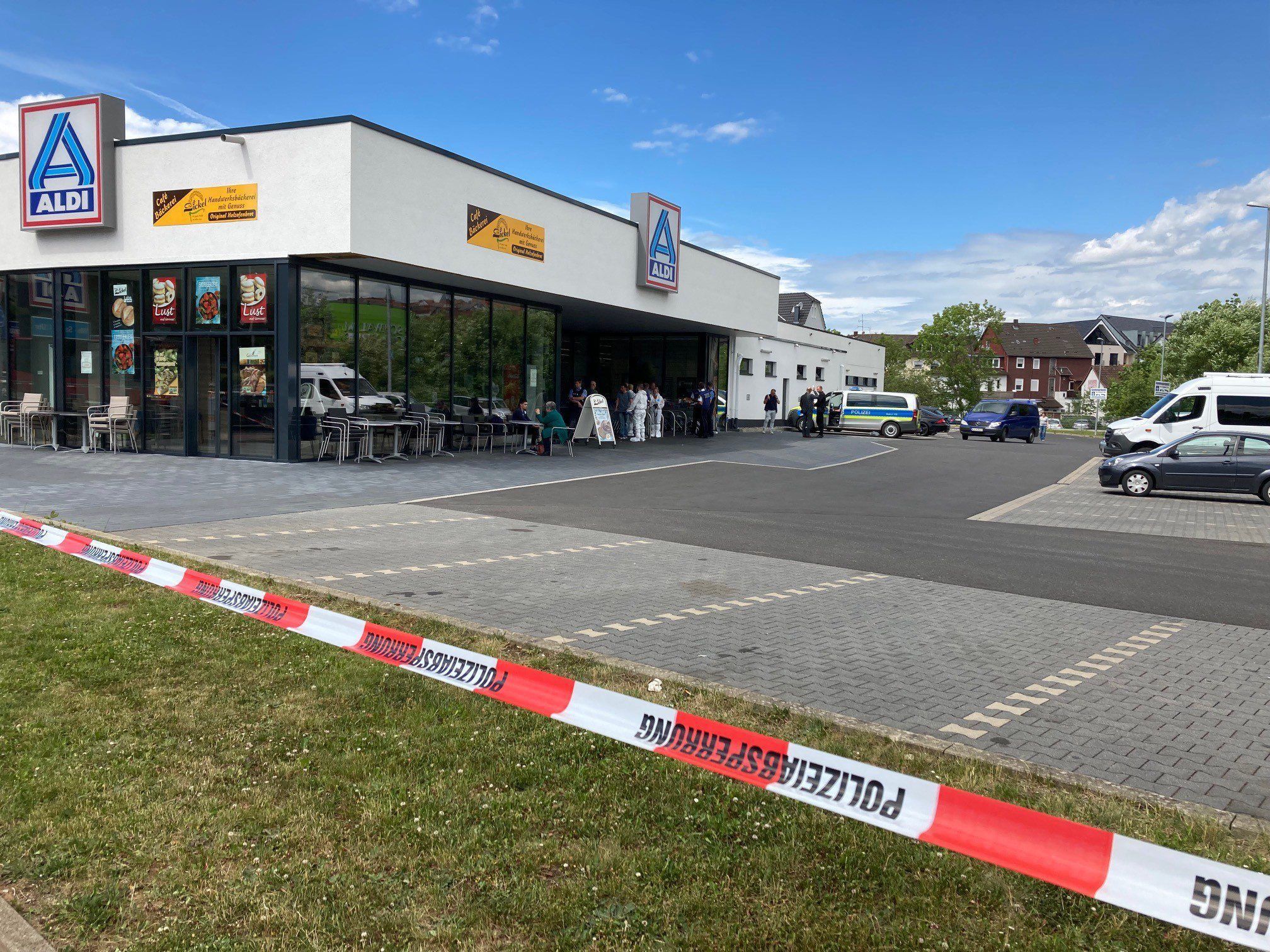 07.06.2022, Hessen, Schwalmstadt: Flatterband hängt vor einem Supermarkt. Die Polizei geht im Fall der tödlichen Schüsse in einem Supermarkt in Schwalmstadt davon aus, dass ein Mann zuerst eine Frau und sich danach selbst getötet hat.