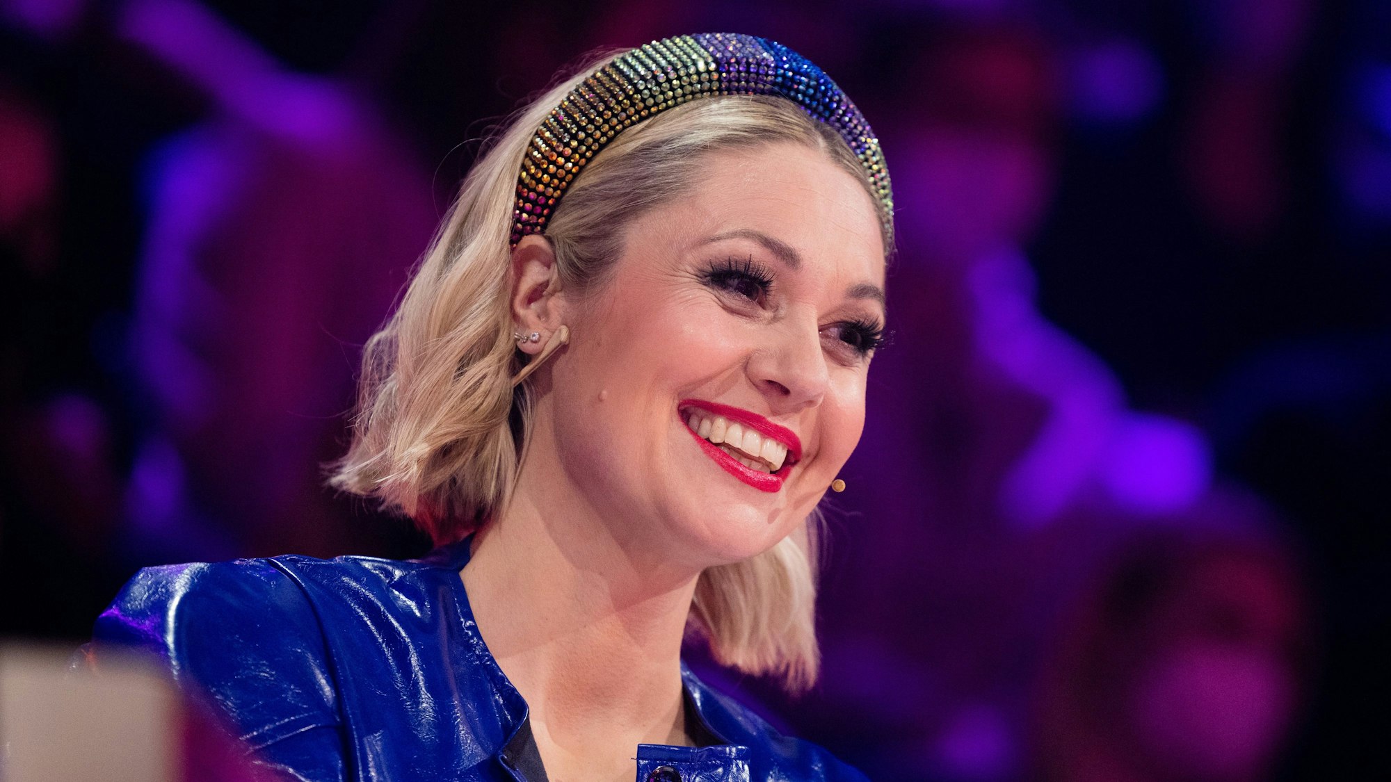 Ruth Moschner aus dem Rateteam lacht in der Prosieben-Show "The Masked Singer" am Ratepult.