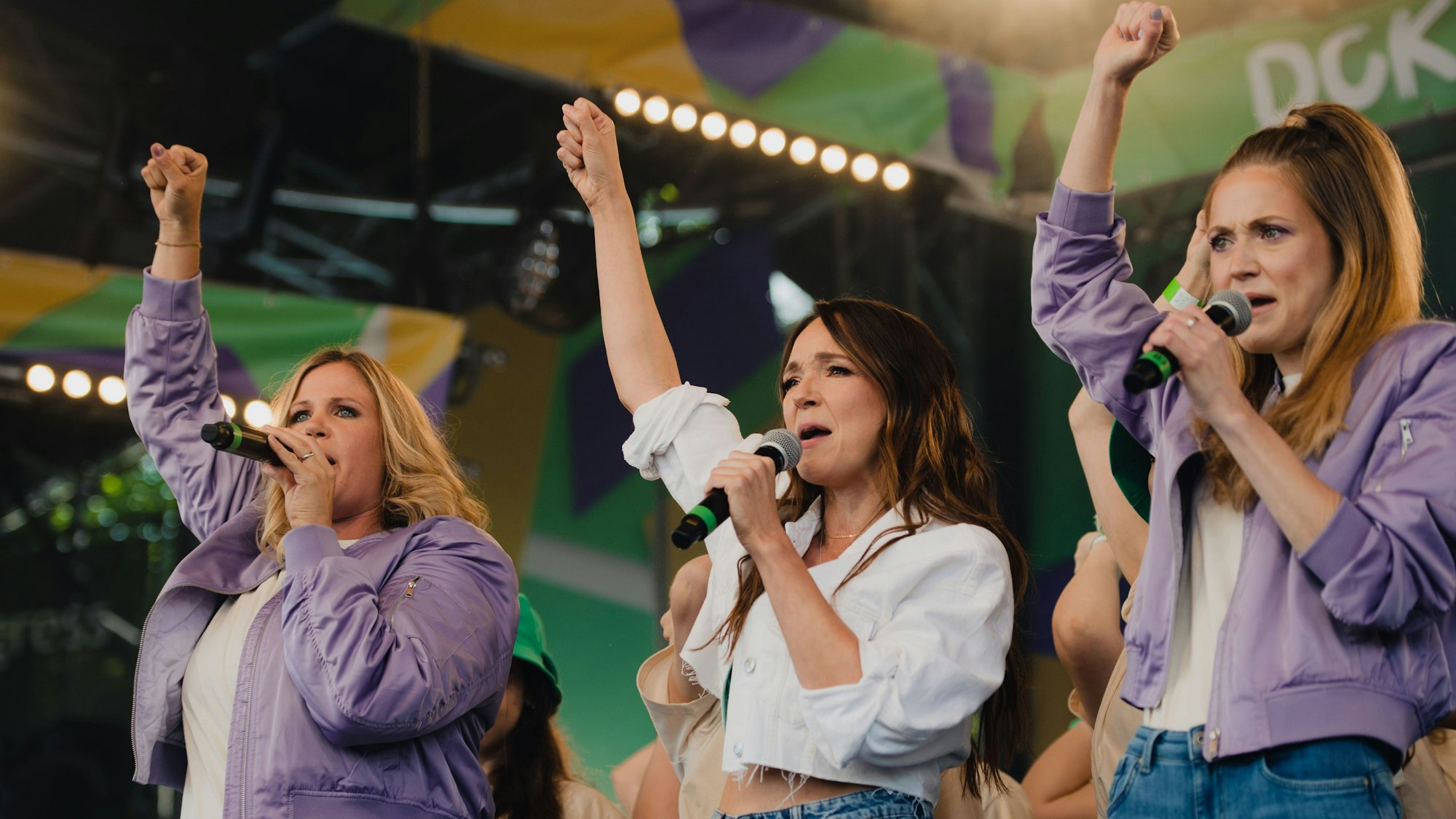 Carolin Kebekus (M) steht beim «DCKS Festival» mit ihrer Band «BeerBitches» auf der Bühne und singt.