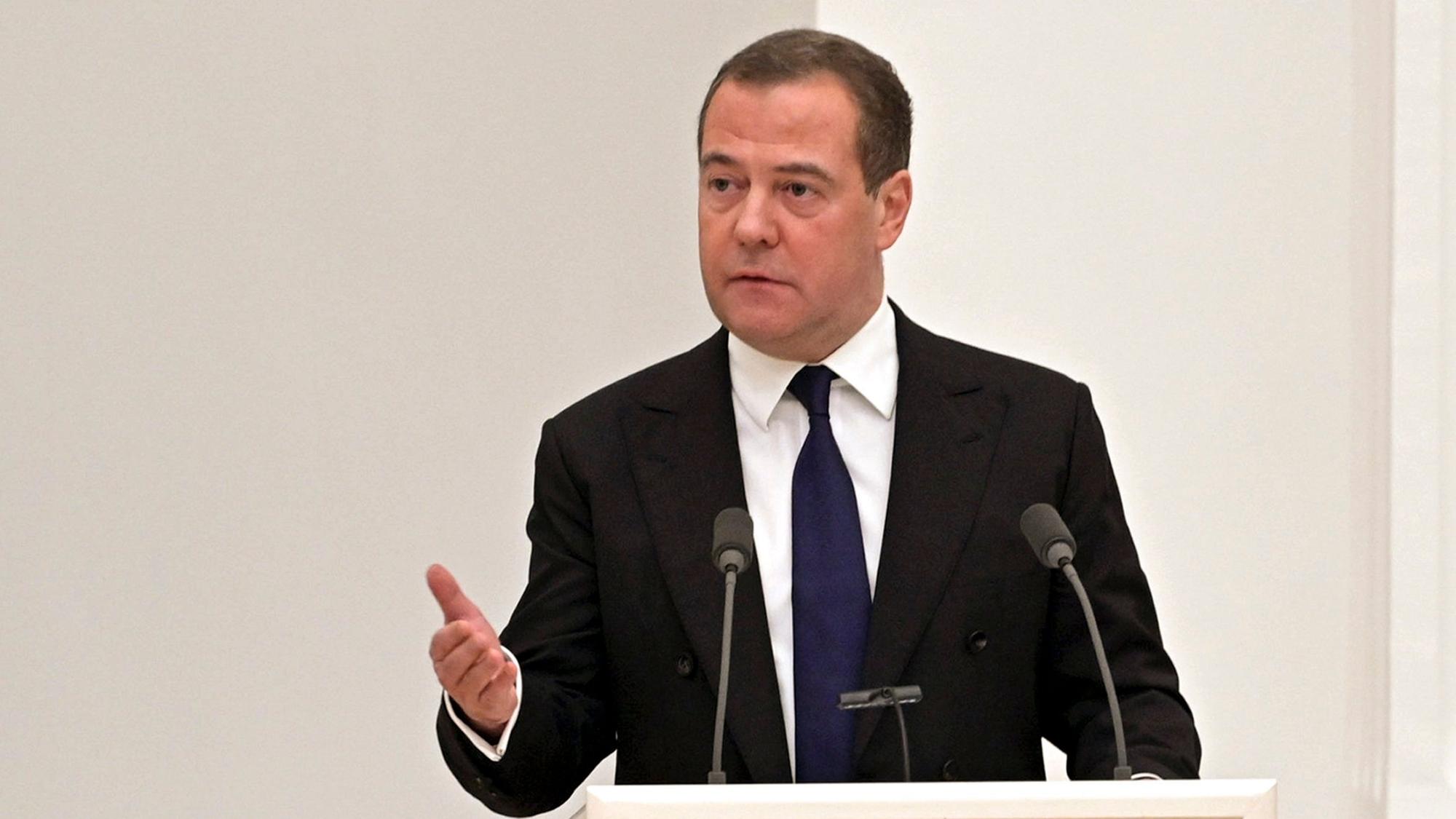 Dmitri Medwedew, Vorsitzender der Partei Einiges Russland und stellvertretender Leiter des Sicherheitsrates (hier im Februar 2022), postet auf Telegram regelmäßig Hassnachrichten.