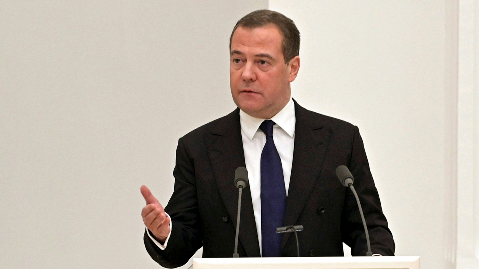 Dmitri Medwedew, Vorsitzender der Partei Einiges Russland und stellvertretender Leiter des Sicherheitsrates (hier im Februar 2022), postet auf Telegram regelmäßig Hassnachrichten.