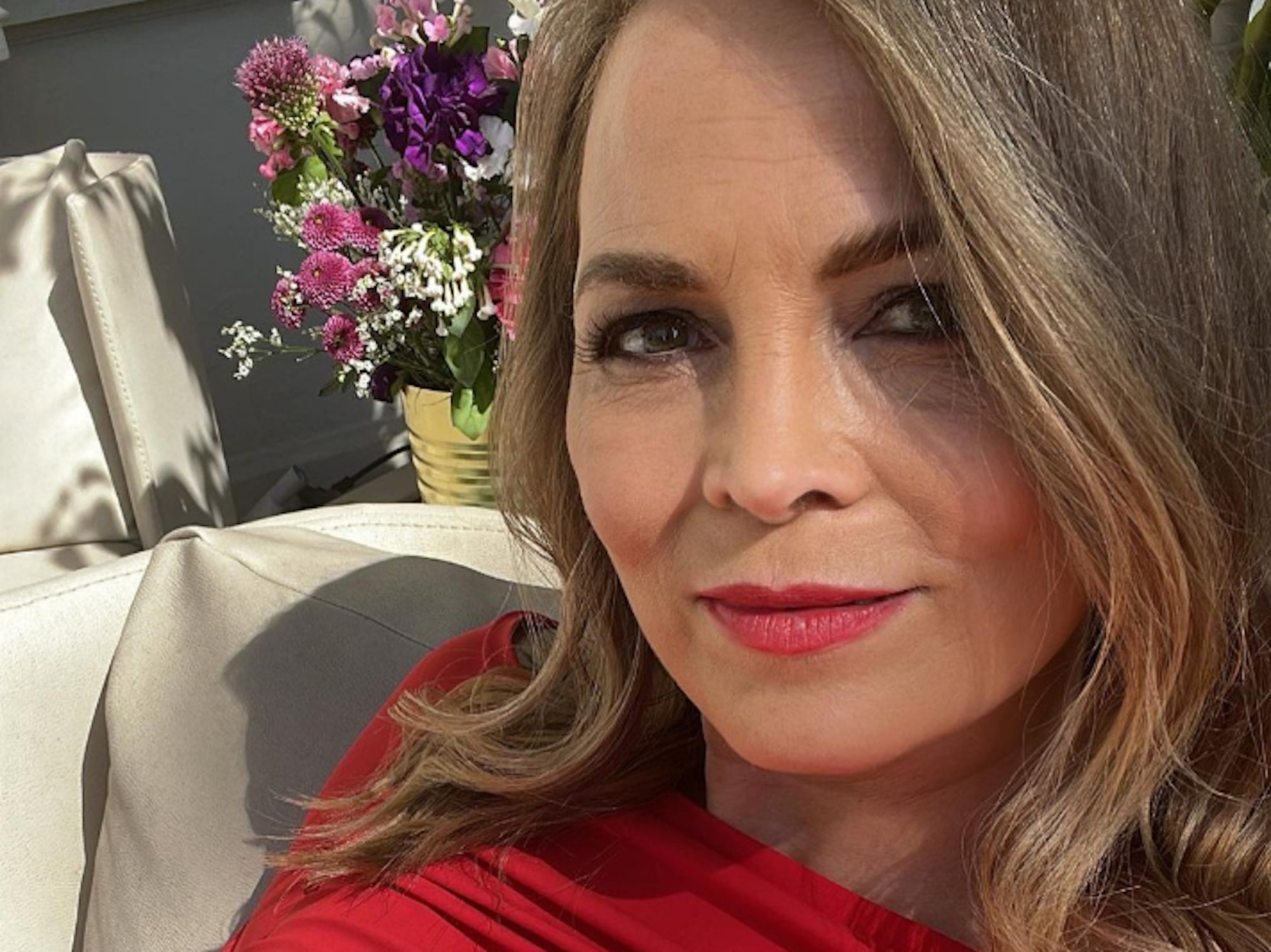 Regina Halmich zeigt sich auf Instagram in einem roten Kleid ihren Fans.