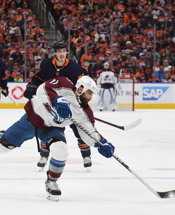 Leon Draisaitl (r.) kann beim Schuss von Colorados Cogliano (l.) nur hinterhergucken.