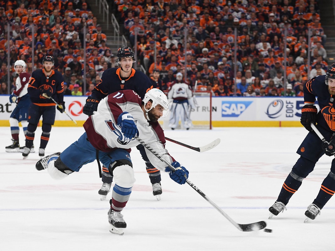 Leon Draisaitl (r.) kann beim Schuss von Colorados Cogliano (l.) nur hinterhergucken.