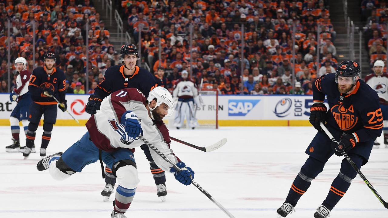 Leon Draisaitl (r.) kann beim Schuss von Colorados Cogliano (l.) nur hinterhergucken.