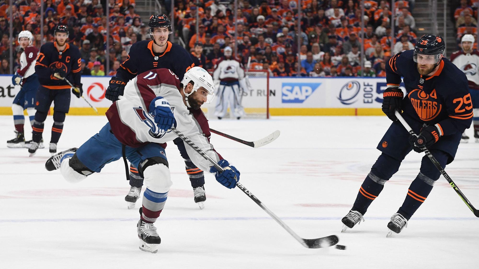 Leon Draisaitl (r.) kann beim Schuss von Colorados Cogliano (l.) nur hinterhergucken.