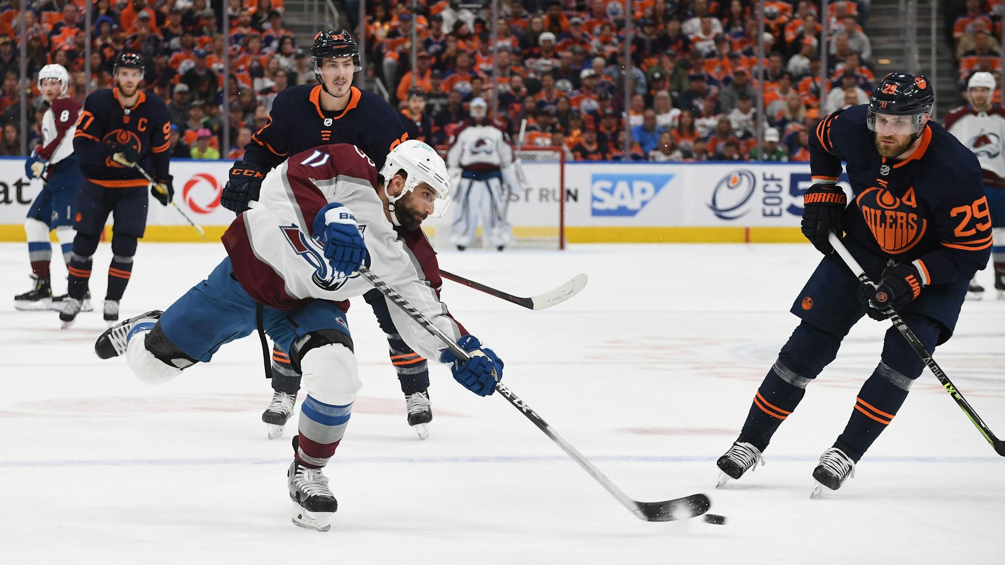 Leon Draisaitl (r.) kann beim Schuss von Colorados Cogliano (l.) nur hinterhergucken.