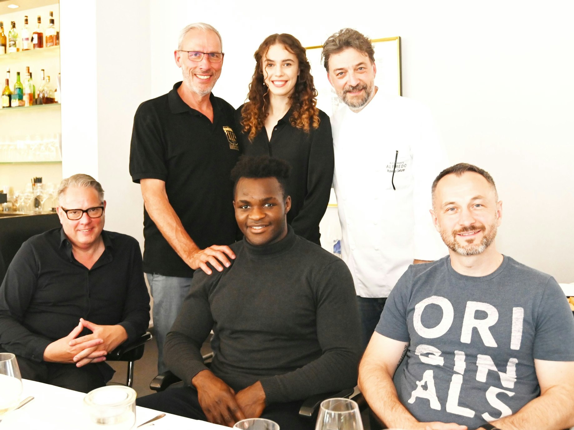 Titelfeier im Promi-Lokal „Alfredo“: Per Soehlke und Hans Ehle vom Boxclub S. C. Colonia, Europameister Nelvie Tiafack, Europameisterin Stefanie von Berge, Sterne-Koch Roberto Carturan, Coach und Ex-Profi Lukas Wilaschek.