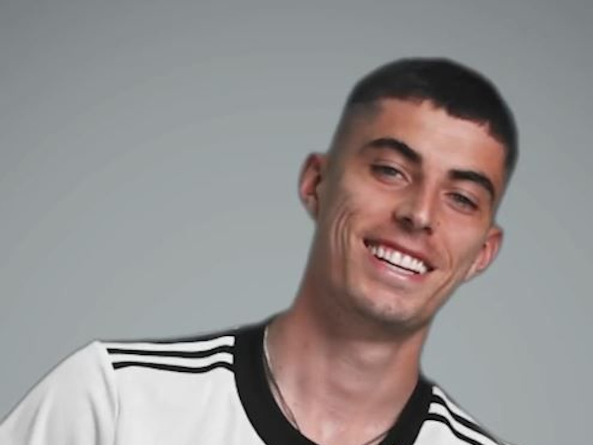 Kai Havertz posiert im Frauen-Trikot.