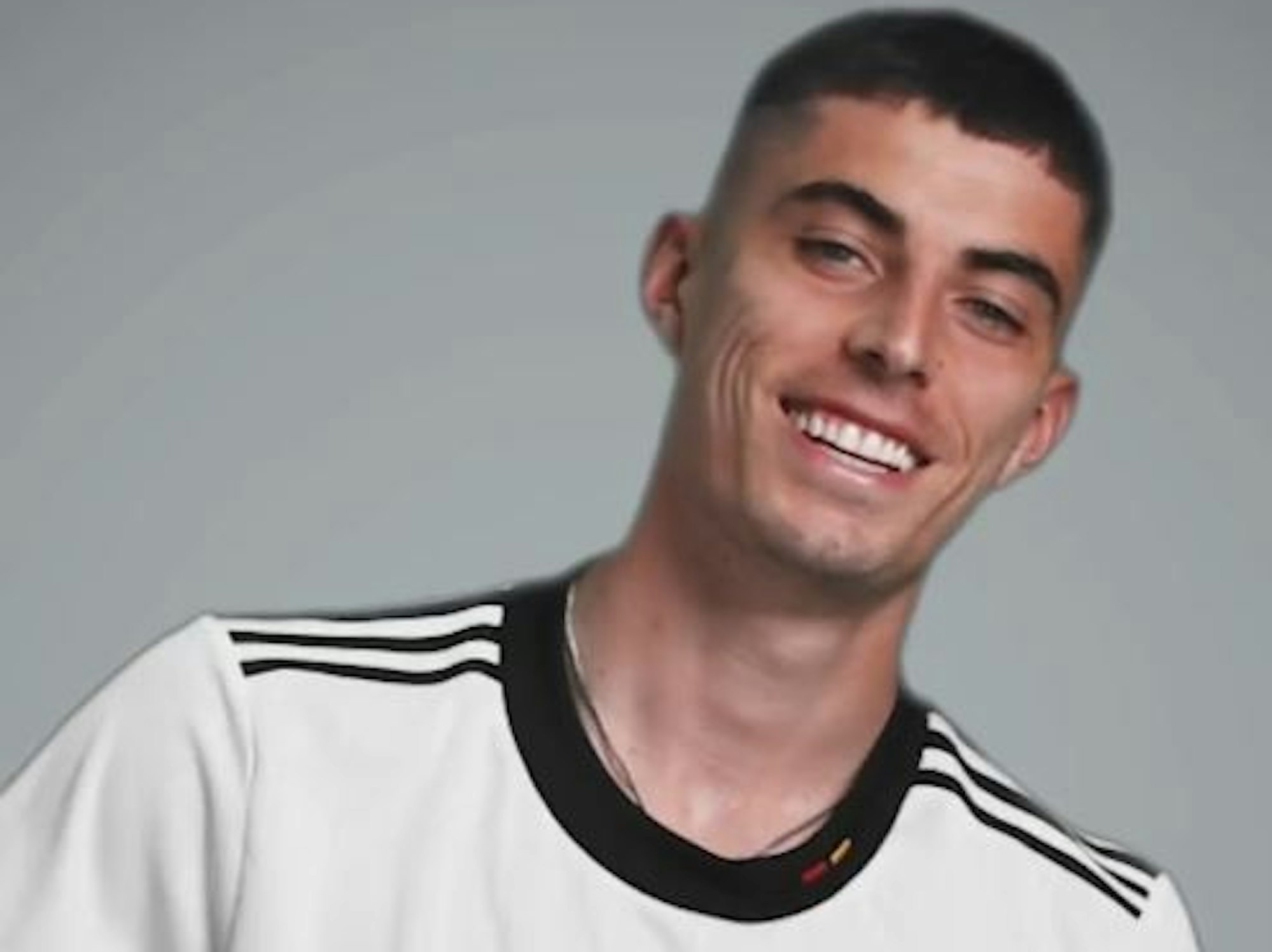 Kai Havertz posiert im Frauen-Trikot.