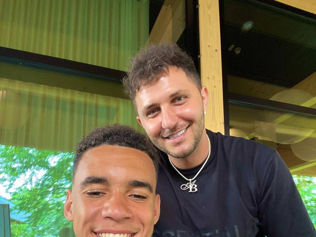 Selfie von Jamal Musiala mit Friseur Alex „The Barber“ Giuirgiu.