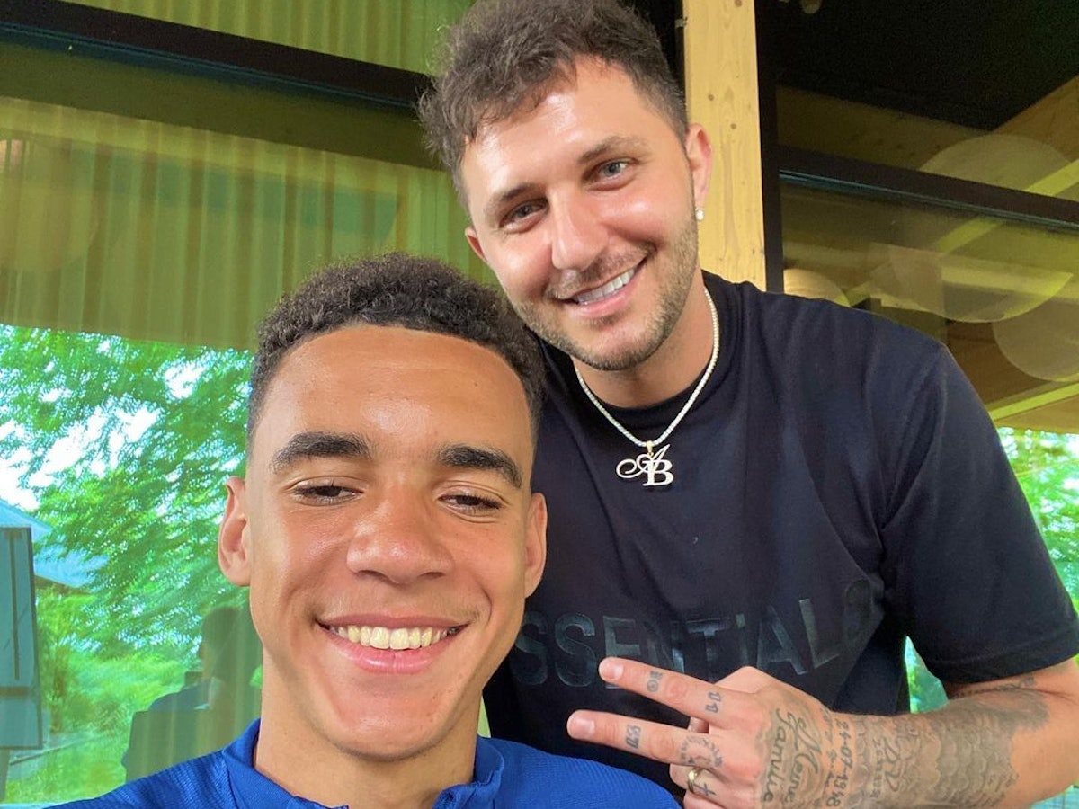 Selfie von Jamal Musiala mit Friseur Alex „The Barber“ Giuirgiu.