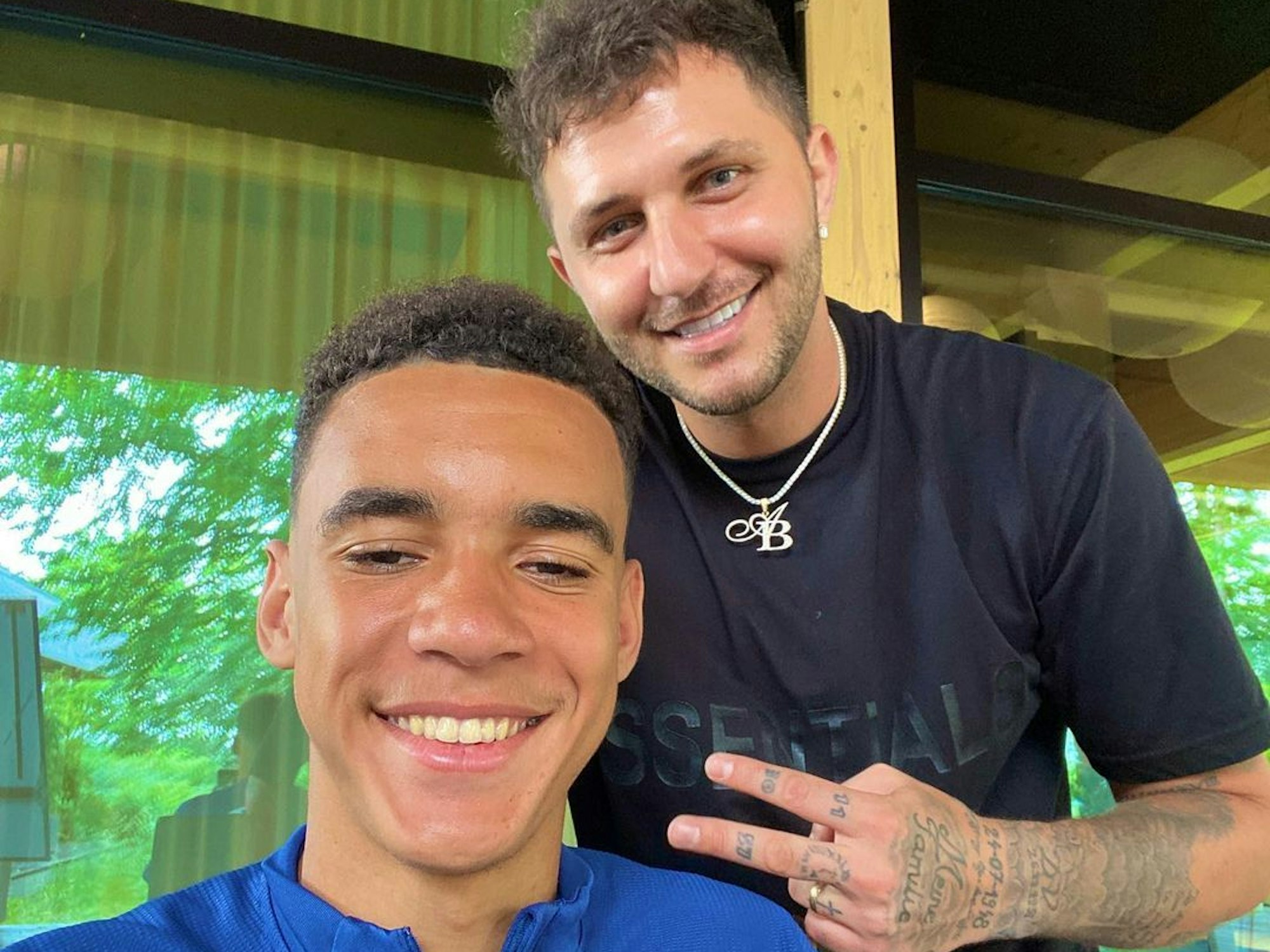 Selfie von Jamal Musiala mit Friseur Alex „The Barber“ Giuirgiu.