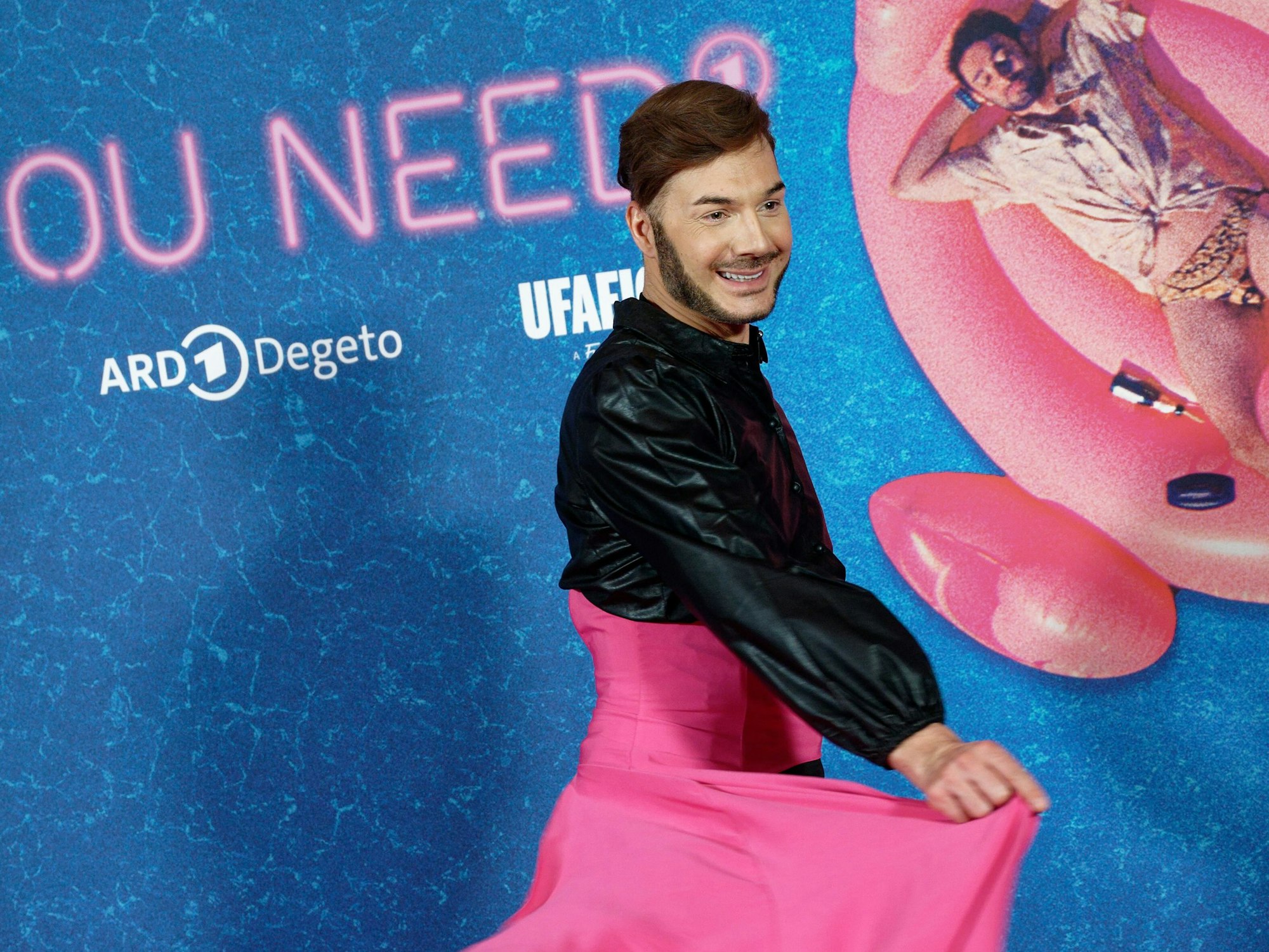 Sam Dylan, Influencer, kommt zur Premiere der zweiten Staffel der Dramedy-Serie „All You Need“.
