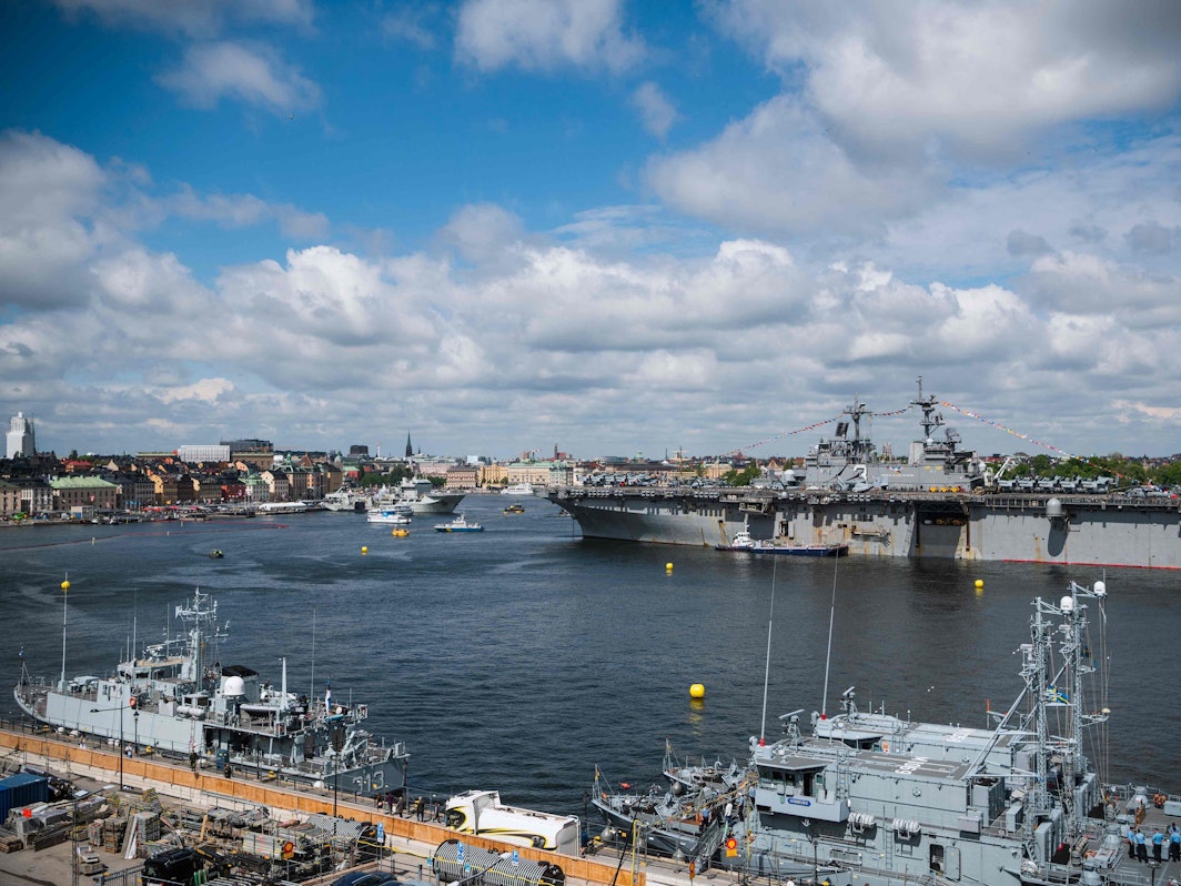 Bis Mitte des Monats läuft in der Ostsee noch das Nato-Manöver „Baltops 2022“ mit 45 Schiffen unter Führung der US-Marine, hier ist die USS Kearsarge im Hafen von Stockholm zu sehen. Russland hat parallel mit einem eigenen Manöver begonnen.