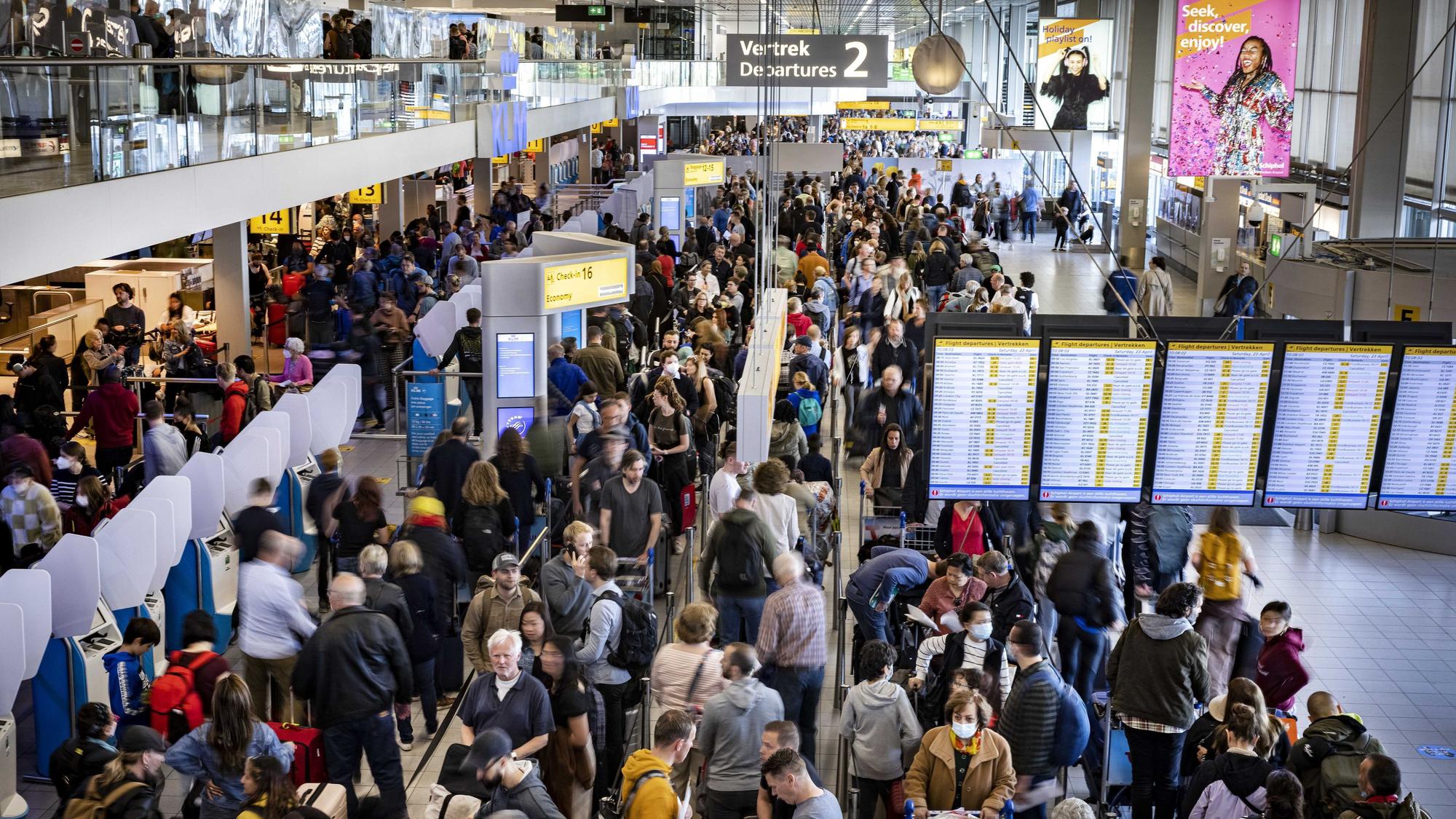 Reisende stehen Ende April in einer Abflughalle des Flughafens Schiphol. Am Amsterdamer Flughafen Schiphol haben spontane Streiks von Bodenpersonal der Fluggesellschaft KLM zu Flugausfällen und Verzögerungen geführt. Bei Airlines mehren sich Ausfälle, teils herrschen chaotische Zustände.