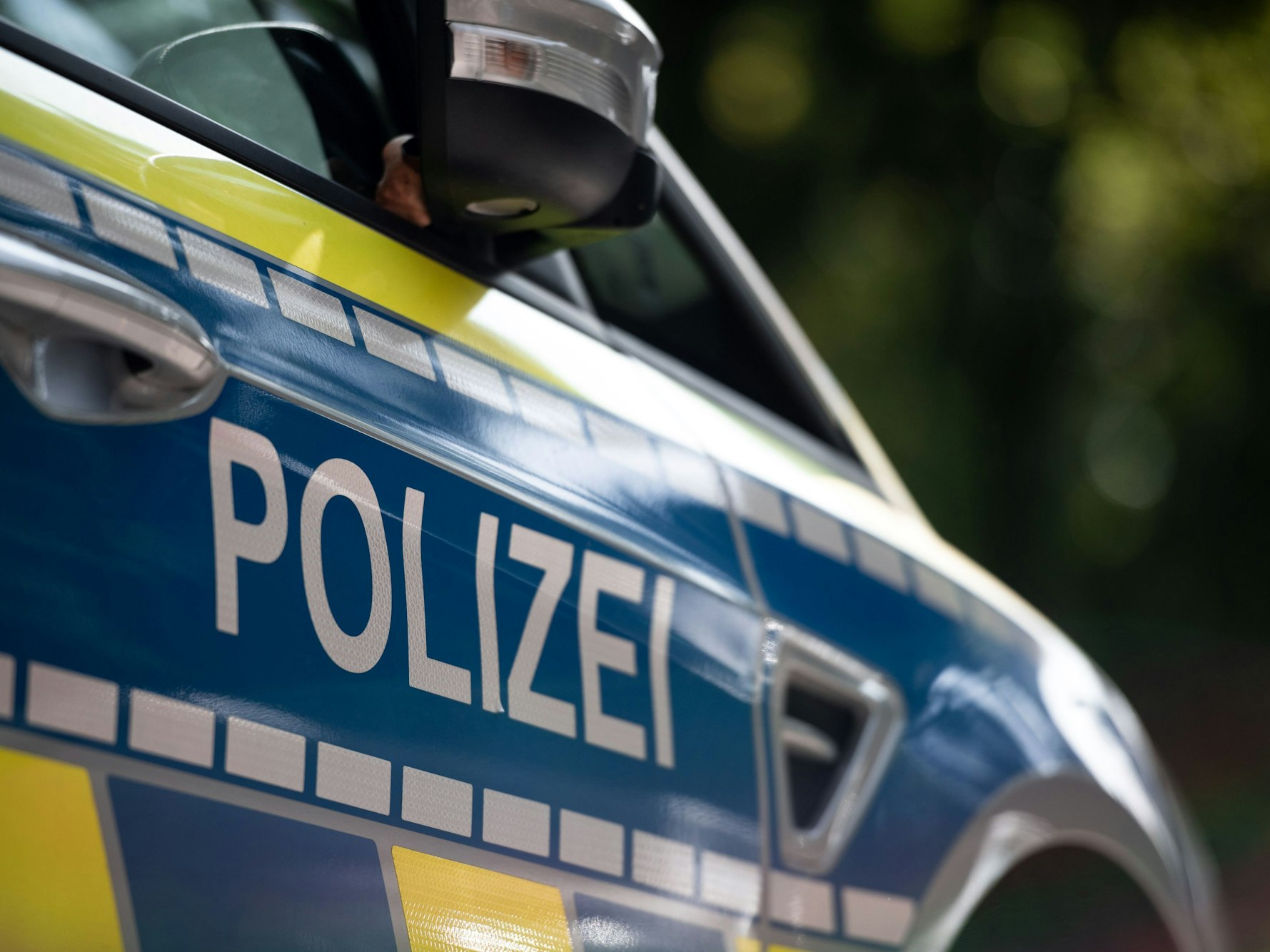 Ein Polizeifahrzeug bei einem Einsatz