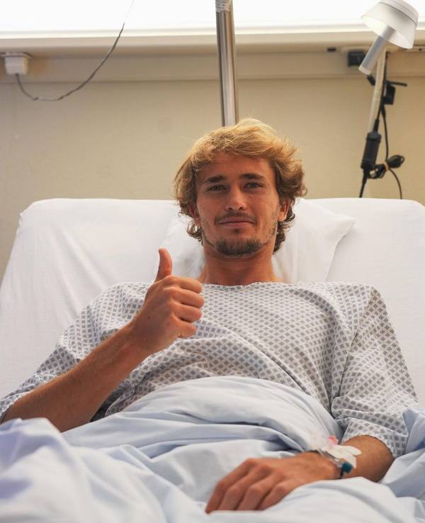 Alexander Zverev meldete sich am Dienstag (7. Juni 2022) mit diesem Foto aus dem Krankenhaus.