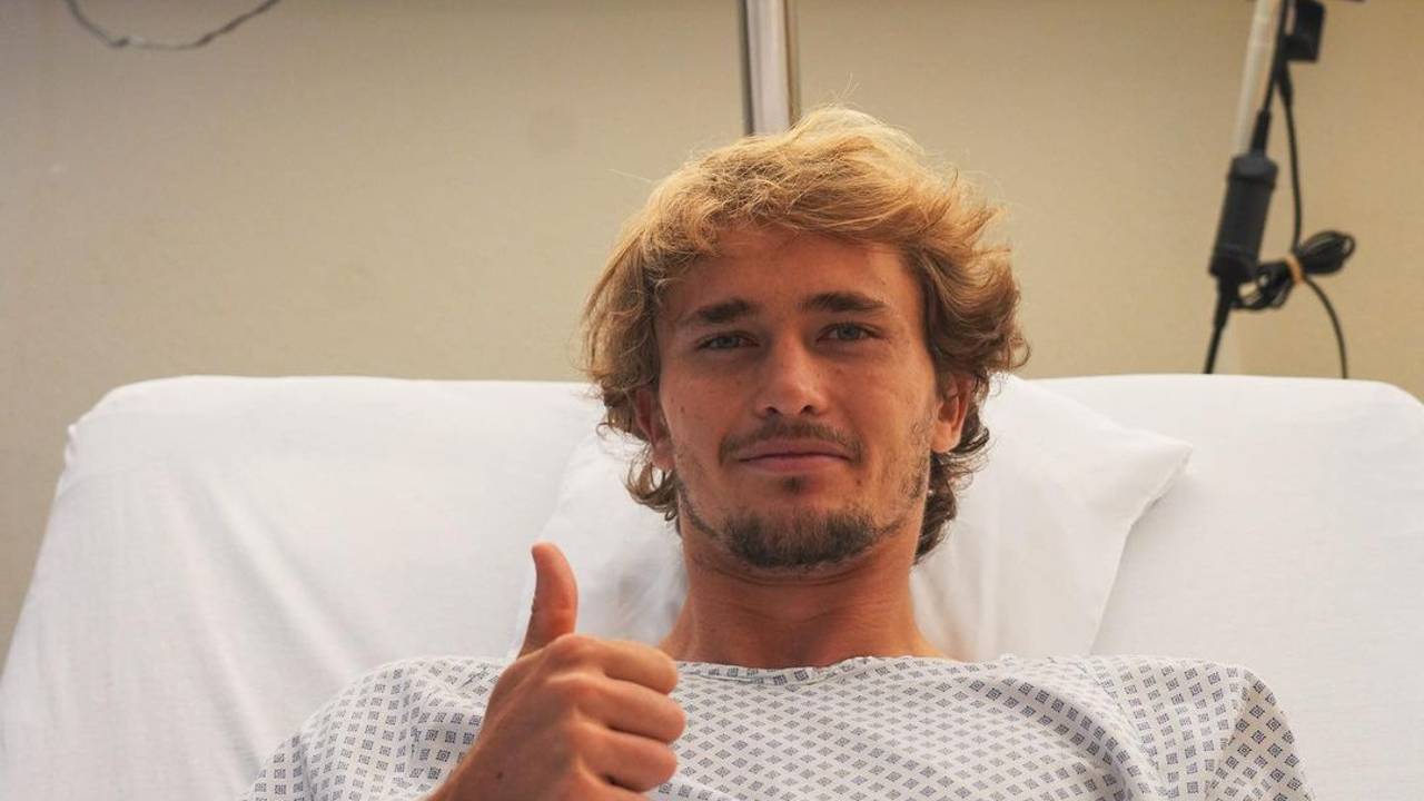 Alexander Zverev meldete sich am Dienstag (7. Juni 2022) mit diesem Foto aus dem Krankenhaus.