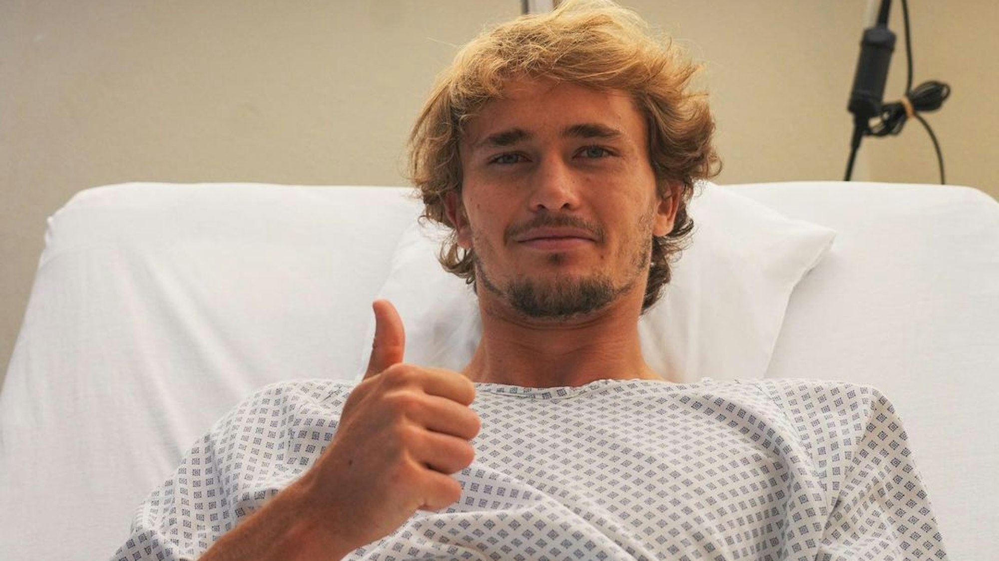 Alexander Zverev meldete sich am Dienstag (7. Juni 2022) mit diesem Foto aus dem Krankenhaus.